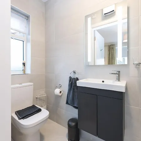 2br-sleeps4-parking-nearcork-6mintoairport Casa vacanze Cork