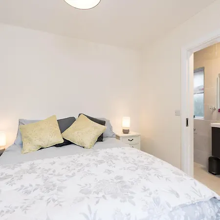 2br-sleeps4-parking-nearcork-6mintoairport Feriehus Cork