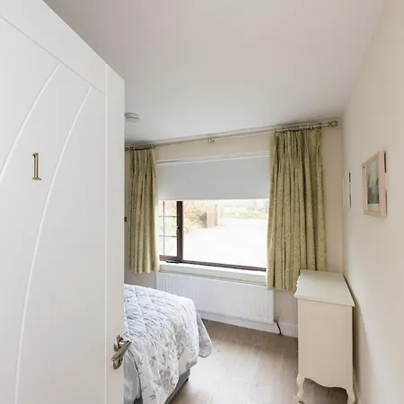 Casa vacanze 2br-sleeps4-parking-nearcork-6mintoairport *