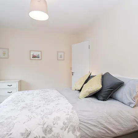 2br-sleeps4-parking-nearcork-6mintoairport *