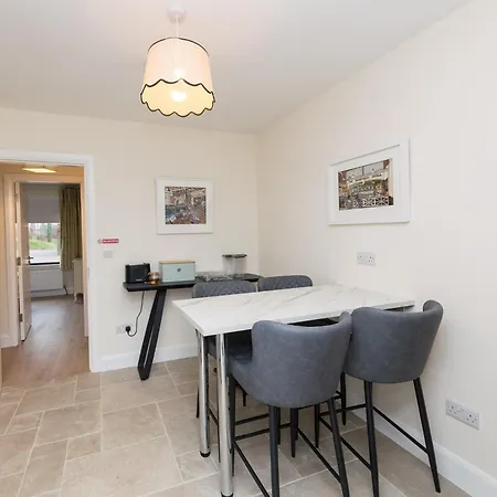Feriehus 2br-sleeps4-parking-nearcork-6mintoairport *