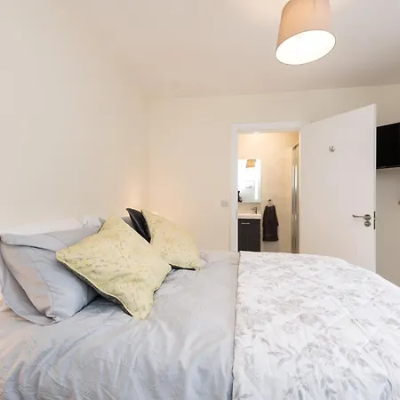 2br-sleeps4-parking-nearcork-6mintoairport *