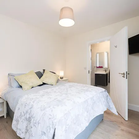 2br-sleeps4-parking-nearcork-6mintoairport *