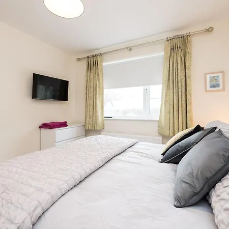 2br-sleeps4-parking-nearcork-6mintoairport